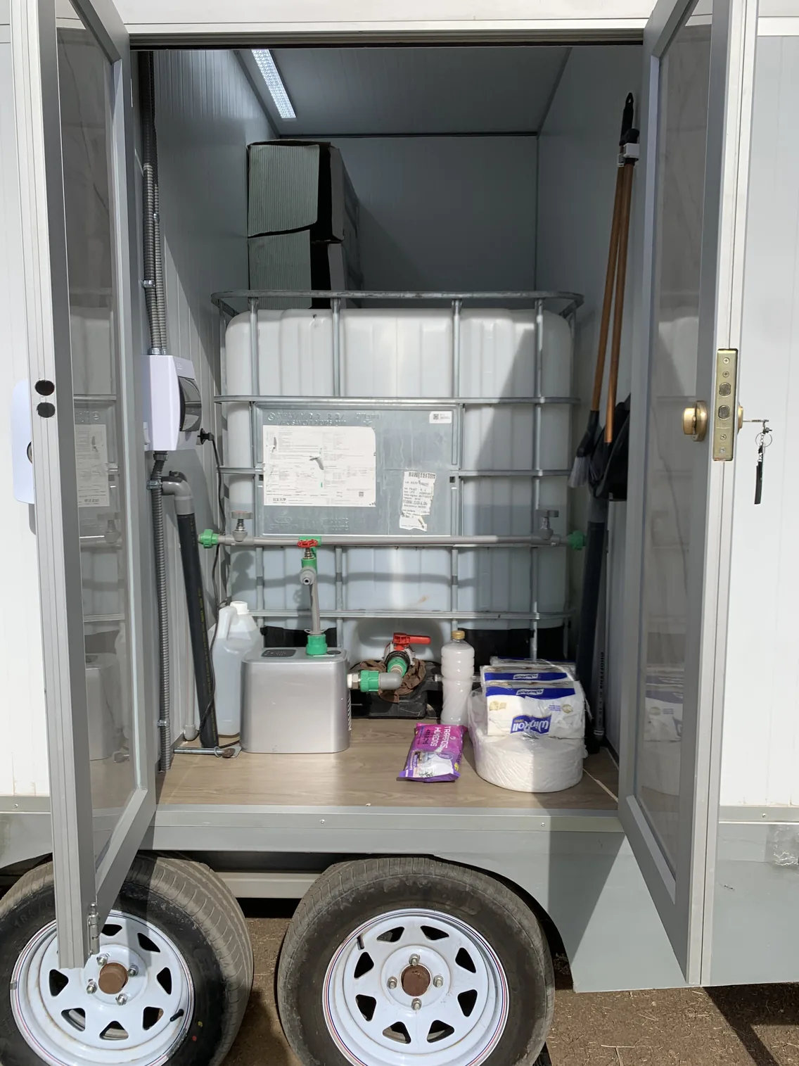 Compartimento del tráiler Maihue con el estanque de agua y los insumos incluidos