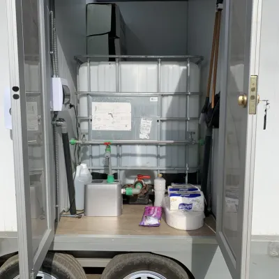 Compartimento del tráiler Maihue con el estanque de agua potable y los insumos de reposición