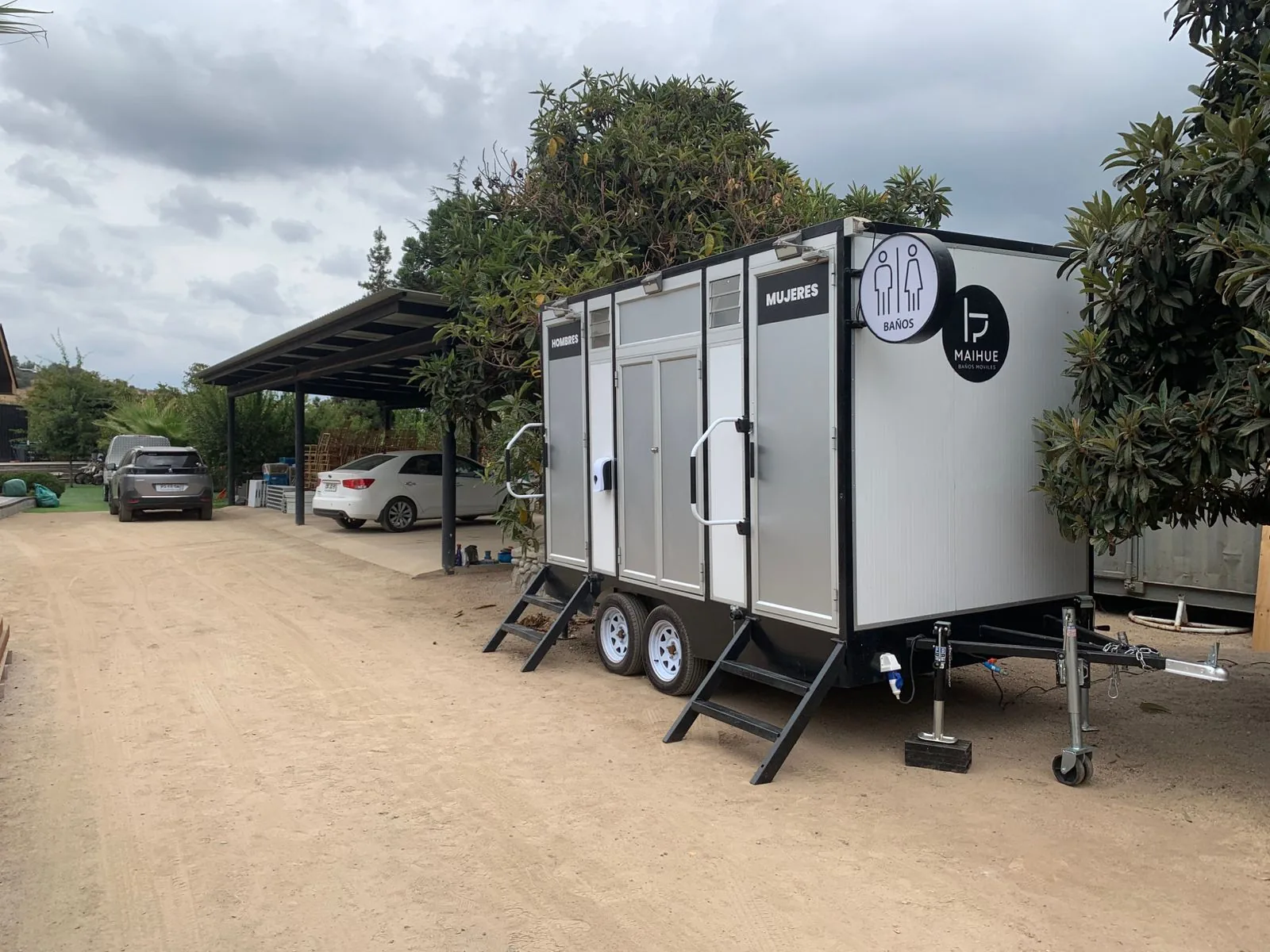 Exterior del tráiler baño móvil premium Maihue listo para ser instalado en un evento