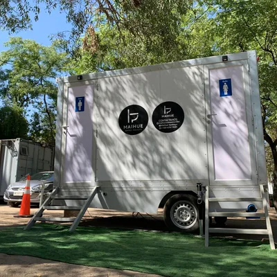 Tráiler de baños móviles Maihue con la marca y los datos de contacto impresos en el costado