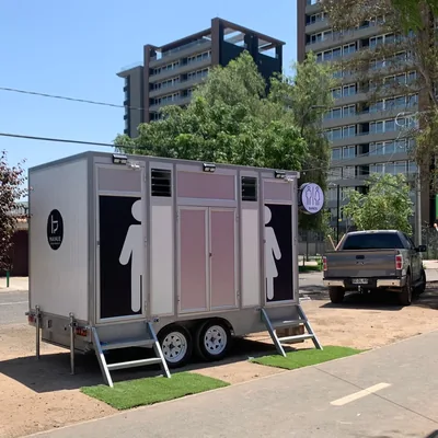 Tráiler de baños premium Maihue instalado en Santiago